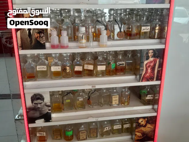 مجموعة عطور تركيب اكثر من 150 زجاجة مع الستاند