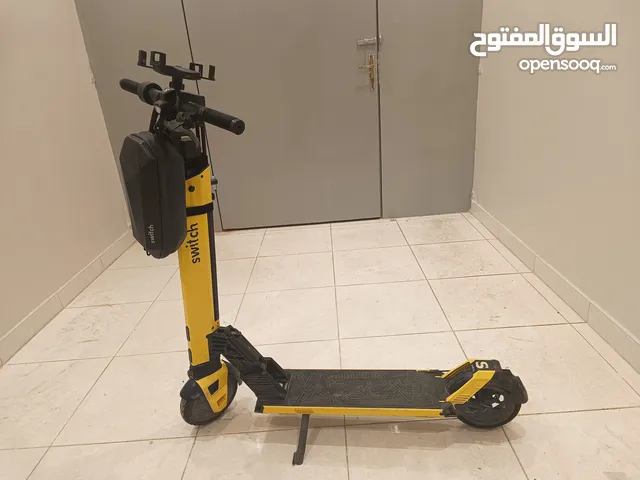 اسكوتر switch استعمال خفيف و مشتملاته كلها جديده لم تستخدم شنطتين ماركة switch شاحن قفل حامل موبايل