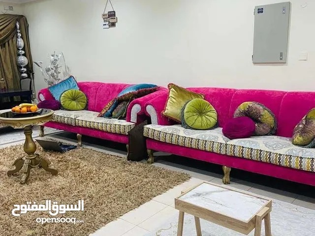 جلسه اثنين غنفه واثنين كرسي و جنبيه