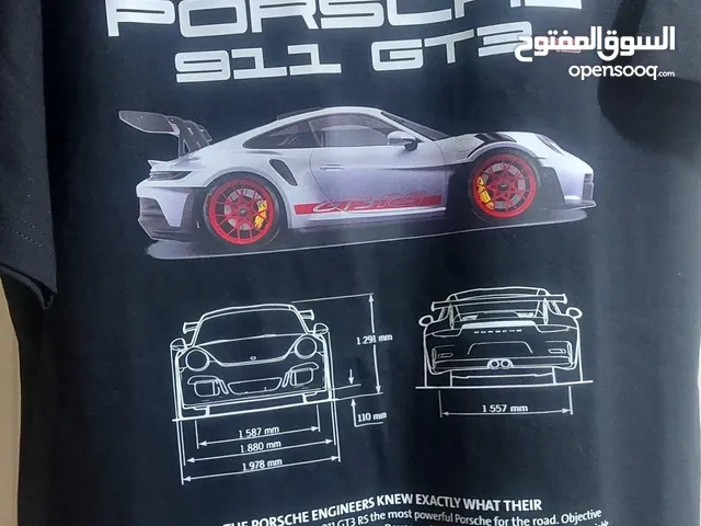 تيشيرت شبابي بتصميم فاخر لمحبي السيارات، عليه رسمة ثلاثية الأبعاد لسيارة Porsche 911 GT3 RS من الخلف