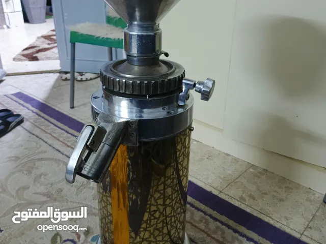 ماكينه طحن قهوه واحد فاز بحال الوكالة استخدام بسيط قويه جدا وغير مصلحه الماكنه قويه بطحن وطحنها بودر