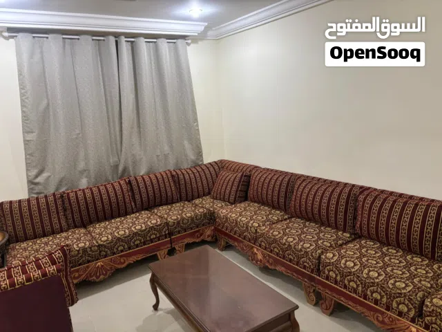 طقم كنب مع الطاولات و كبت وفرش مستخدم بحالة جيدة