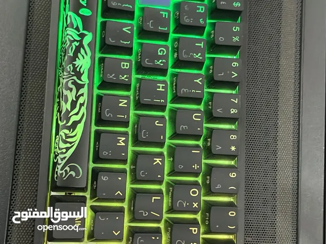 الكيبورد ducky معروف فيه ماركة محترمه معروفه الكيبورد نظيف مافيه شي اللي يبي ياخذ كيبورد يدق على رقم