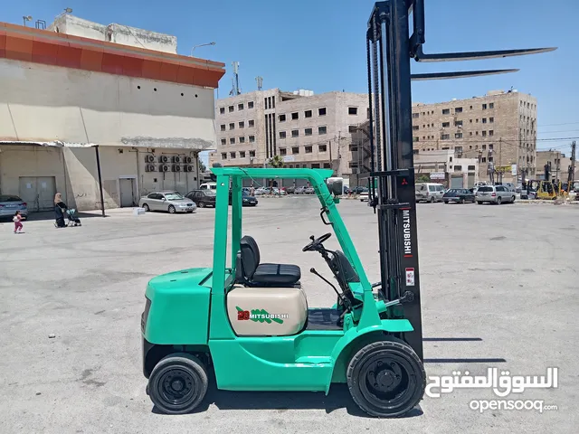 رافعه شوكيه نوع متسبيشي حمولت 2 طن ونص بنزين بحاله الوكاله