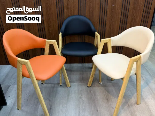 كرسي ضيافة بتصميم مميز يجمع بين الراحة والأناقة، مناسب للمكاتب، الكافيهات، غرف الانتظار والمنازل