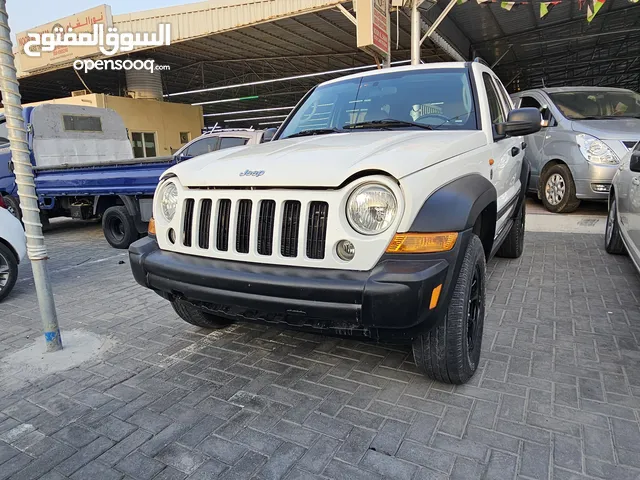 جيب شيروكي مواصفات خليجيه نضيف جدا بدون حوادث حالته ممتازه جدا مالك اول من الوكاله اقتصادي