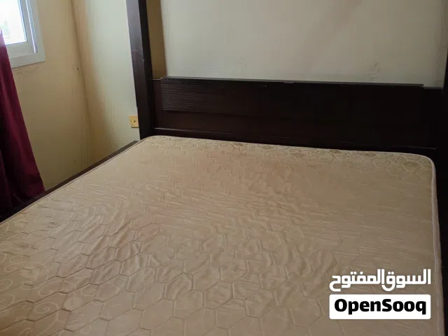 سرير مع مرتبة بحالة جيدة و خزانة نظيفة