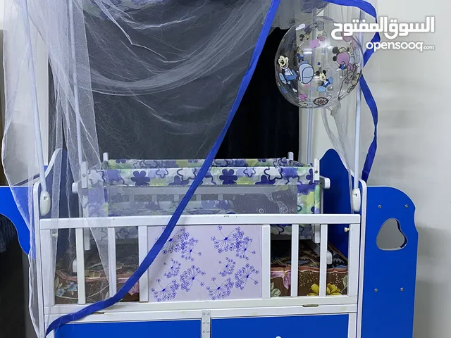 جربايه منام اطفال قطعتين مع خانات خزن مع دوشك مع حجله وكرسي