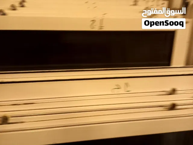 شبابيك المنيوم مستعمل بحال الوكاله لون ابيض