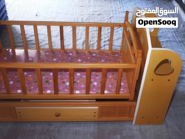 هيكل كاروك خشبي متين مع خزانات سفلية