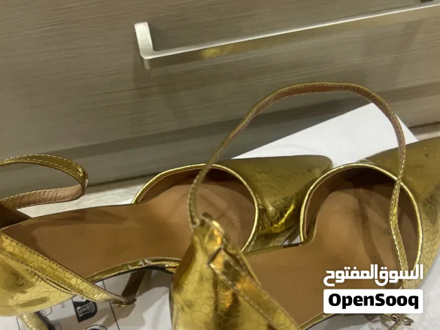 كعب لون ذهبي