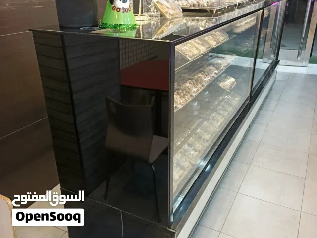 للبيع ثلاجة كيك عدد اثنين بحالة ممتازة واحدة ابواب وهي طولية والثانية صغيرة لف بومباي