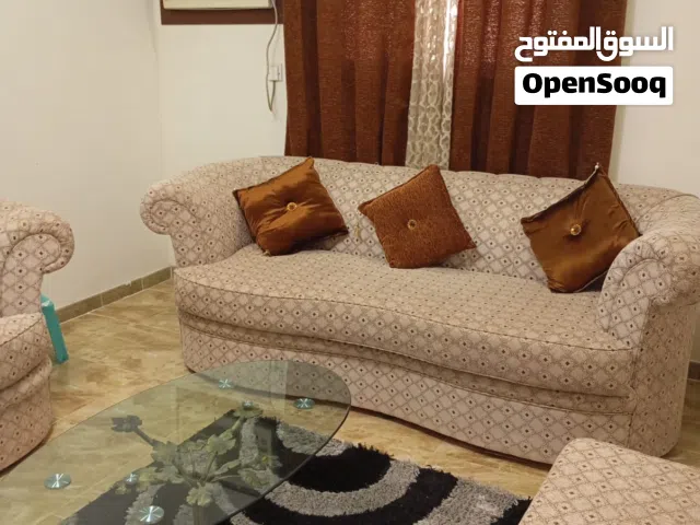 Sofa Set 8 seater (3+2+2+1) Very good condition  طقم كنب 8 مقاعد (3+2+2+1) بحالة ممتازة