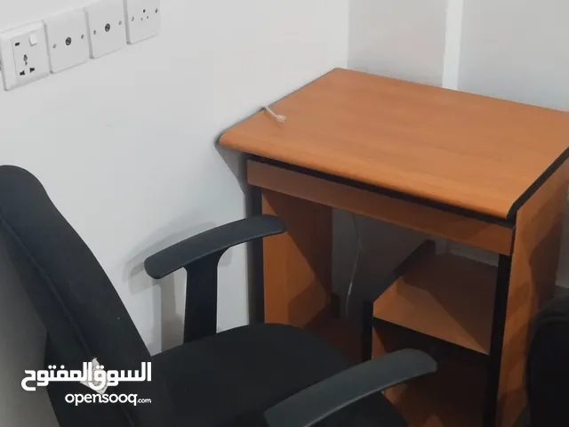 طاوله كمبيوتر مع كرسي