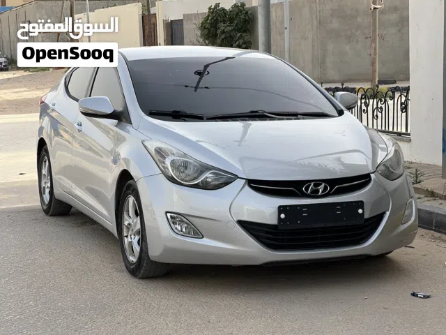 2012 هيونداي افانتي Standard