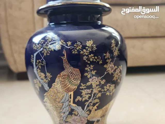 فاز انتيك قديمه لون ازرق رسمة طاووسين مذهبين يوجد كسر خفيف غير مؤثر على الشكل العام(نوادر)