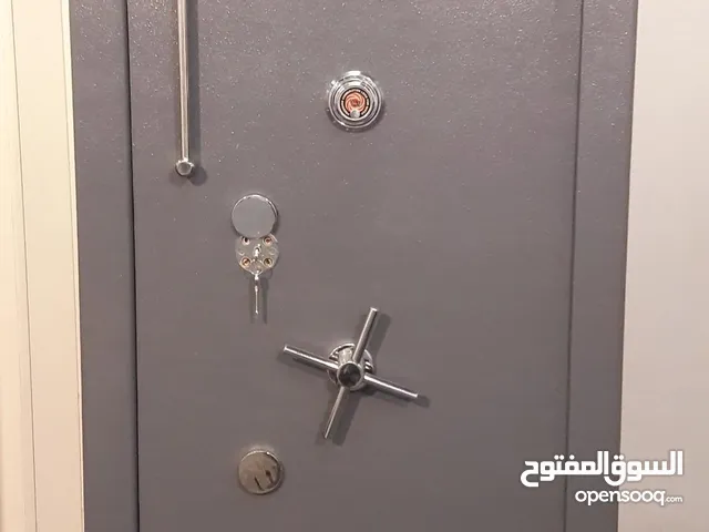 نشتري جميع انواع القاصات المدرعه و الابواب المحصنه بافضل الاسعار