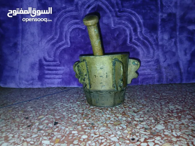 مهراز نحاسي من الطراز الرفيع ومن النحاس الخالص ووزنه قد يصل الى 5 كلغ وعمره اكثر من 50 عام وحجمه كبي