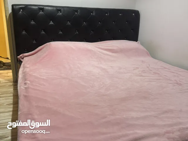 غرفه نوم طقم كامل الدولاب 6ابواب مع خزانه و مع المرايه ومع سرير شخص ونصف غير مركب و ايضاً يوجد