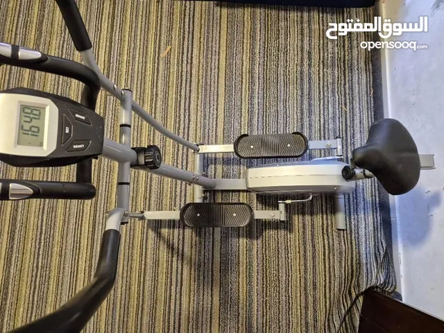 دراجة تمرين بحالة ممتازة إستعمال سنة واحدة إستعمال خفيف جدا ...............................