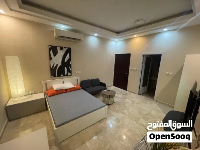 Room and bathroom studio for single tenant. Yearly contract only