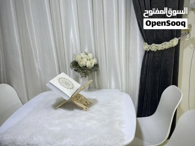 طاولة مع كراسي طعام