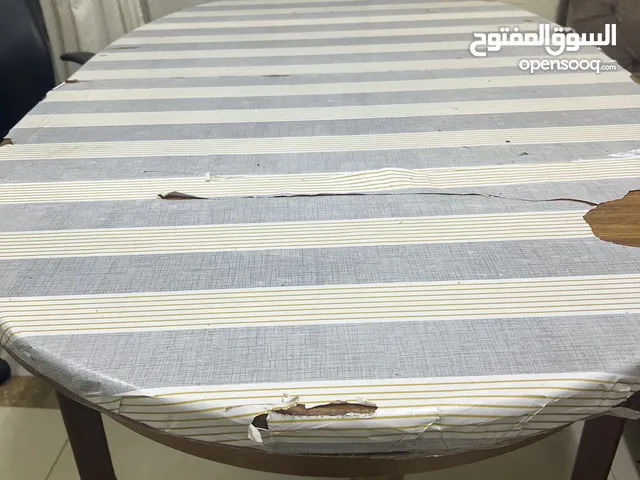 Extendable dining table