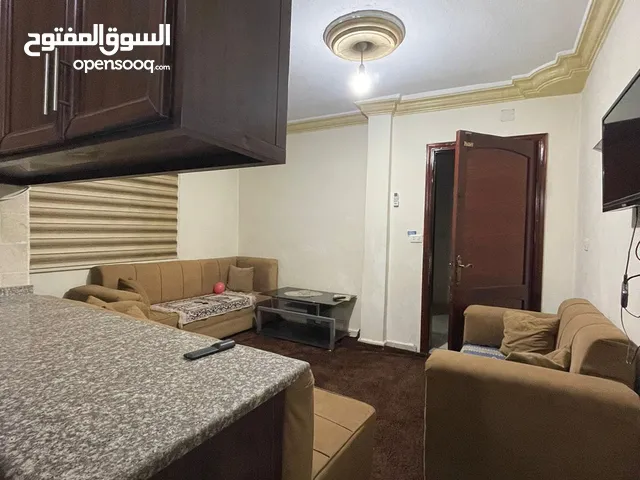 شقه مفروشه للايجار اربد بالقرب من مجمع الشيخ خليل تصلح للطلاب او عائلة صغيرة طابق ارضي وليس تسوية...