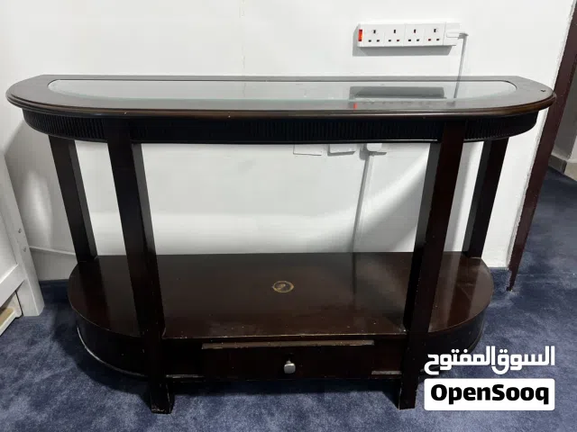 طاولة ديكور خشبيه بالكامل وبزجاج شفاف
