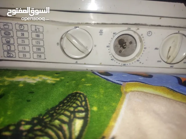 فرن كهربائي بحاله جيده جدا شعال فوق وتحت ماشاء الله مفيش غير. مفتاح التيمر مش موجوده بس شغال عادي
