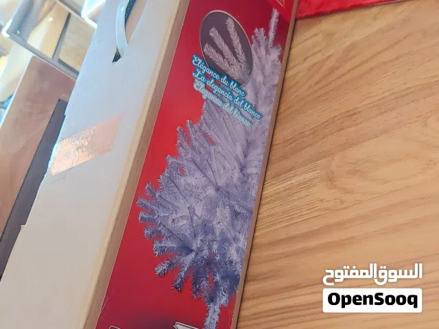 شجرة جديدة غير مستعملة لون ابيض ارتفاع 150 سم كثيفة مع قاعدة بلاستيك