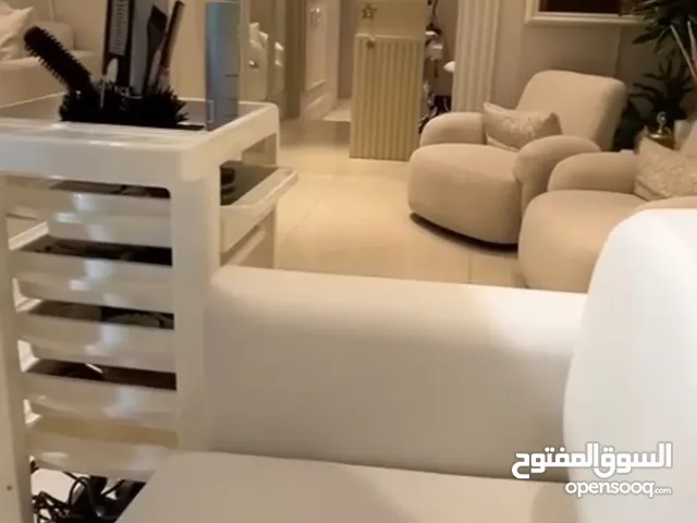 صالون نسائي للبيع