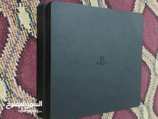 **للبيع: جهاز بلايستيشن 4 بحالة ممتازة + 3 وحدات تحكم – مستخدم سنة فقط**