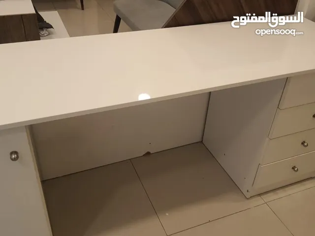 تخت لعيادة طبية ومكتب وطاولة