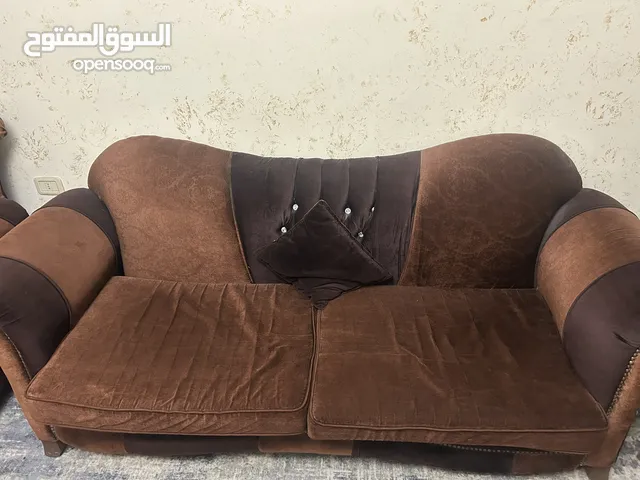 طقم كنب لون بني مستعمل بحاله الجديد