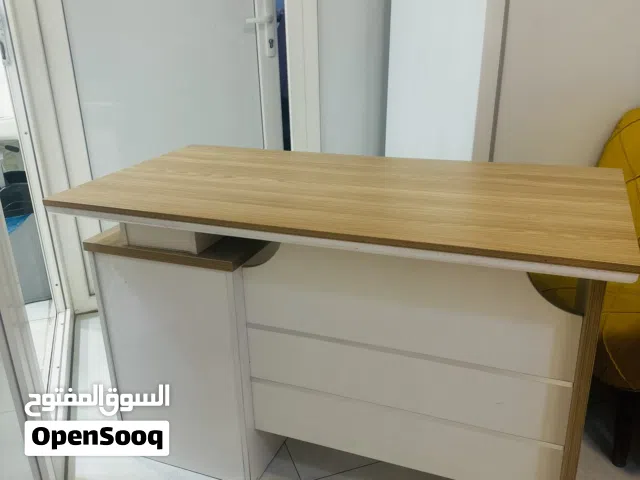 ميز مكتبي مستعمل قليل
