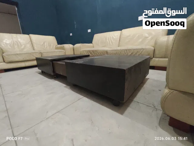 صالون وطاولة