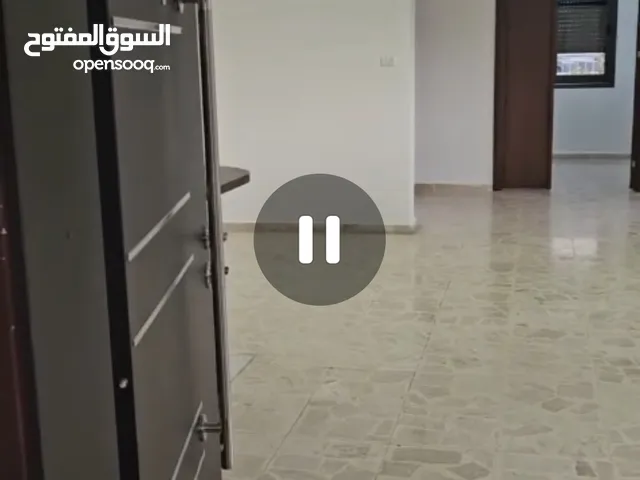 شقه طابق اول فوق الشارع في منطقه  عين منجد