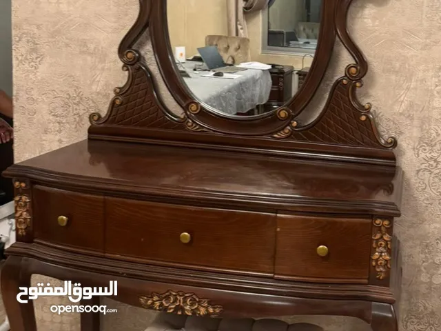 للبيع: أثاث غرفة نوم أنيق وفخم فرصة لا تتكرر – قطع ناعمة وفخمة بحالة ممتازة!