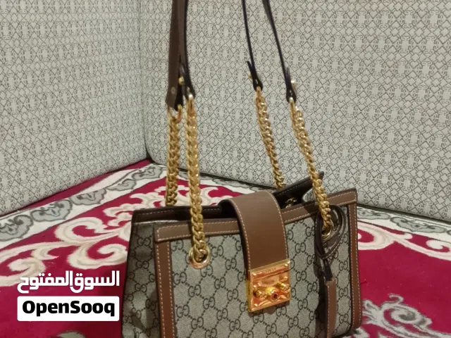 شنطه نسائيه من جوتشي صناعه ايطاليه ، الشنطه جديده ليس بها اي عيوب موديل مميز جدا