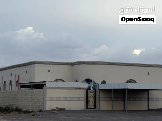 300 m2 5 Bedrooms Villa for Sale in Al Sharqiya Al Kamil and Al Waafi