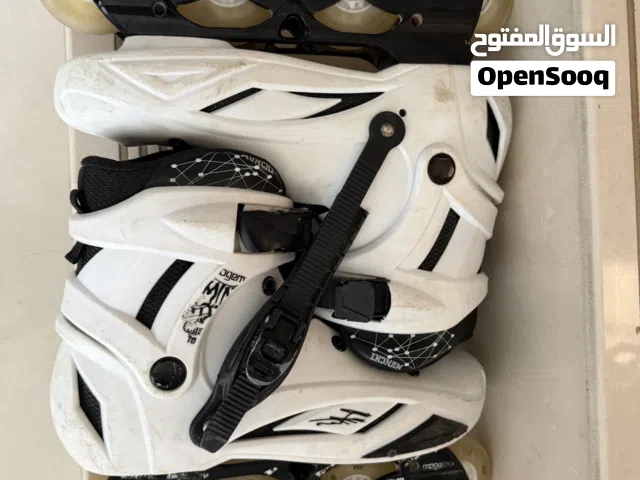 سكيت بلون ابيض