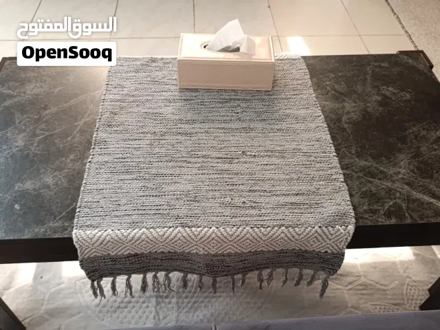 طوله كبيره وحده و طاولتين صغار و طاولة شاشه