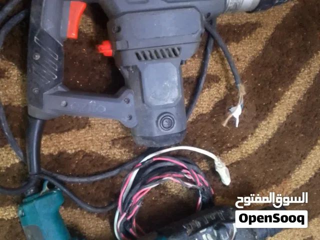 عدة صناعية دريل ومفاتيح مواسير