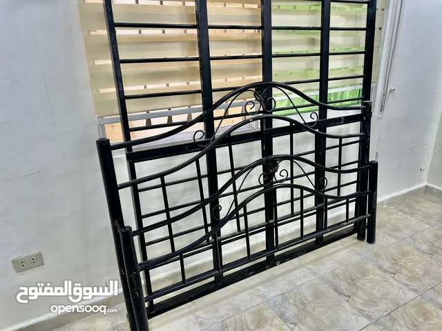 سرير نوم حديد مزدوج مع فرشة بحالة ممتازة