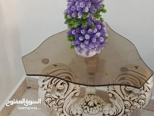 كراسي للبيع مستعجل  2 كبار  6 صغار  طاولات 2كبار  طاولات 2صغار