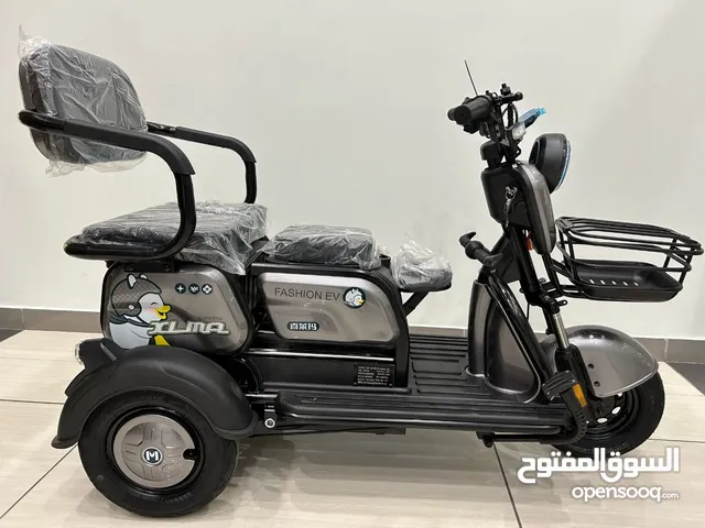 Family Electric scooter 3 wheels 3 seats.. used for 1 week