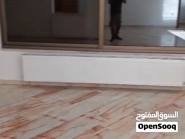 شقة فارغة ارضية تشطيبات فخمة للايجار .. مساحة 350 متر ام اذينة قرب شارع المدينة المنورة منطقة مميزة