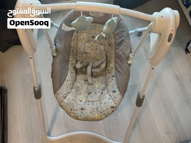 ارجوحه اطفال من جراكو نظيفه شبه جديده تعمل بالبطاريه بها 3 سرعات للتأرجح