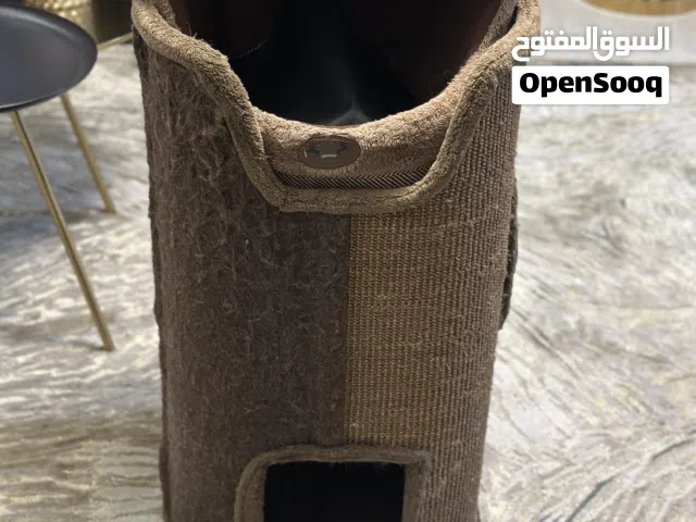 عمود خدش وبيت للقطط بحالة ممتازة للبيع  Cat Scratching Post & Condo Bed for Sale